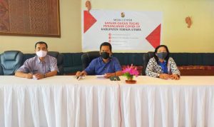 IMG-20200528-WA0044 Nampak dalam gambar ketika tim gugus tugas covid-19 Toraja- Utara, menjelaskan kronologis yang terjadi pada pasien yang meninggal di kabupaten Takalar.