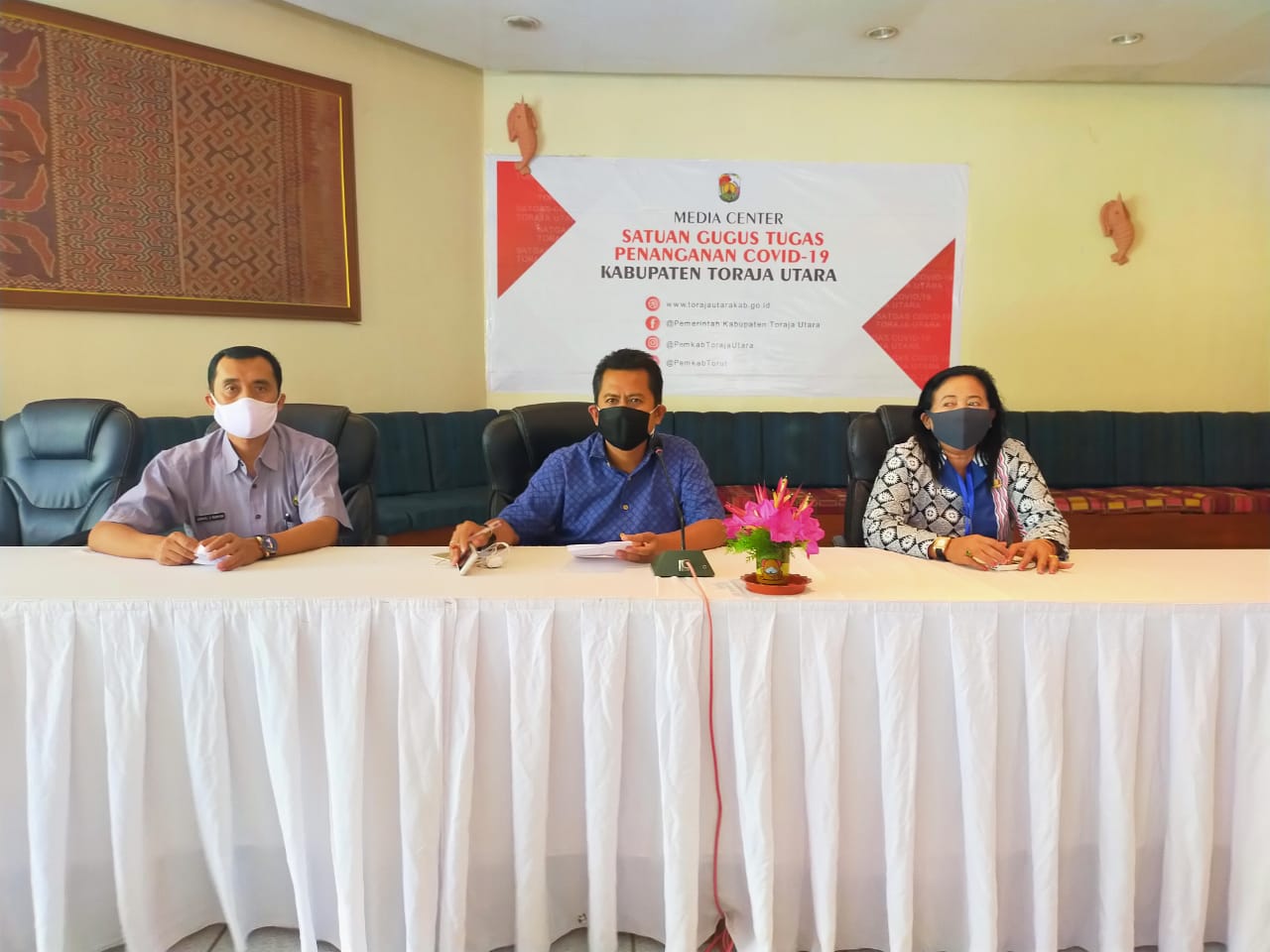 Nampak dalam gambar ketika tim gugus tugas covid-19 Toraja- Utara, menjelaskan kronologis yang terjadi pada pasien yang meninggal di kabupaten Takalar.