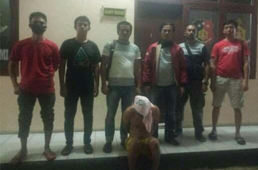 Si Jeki yang lagi menutup wajahnya telah diamankan di Mapolres Luwu Utara